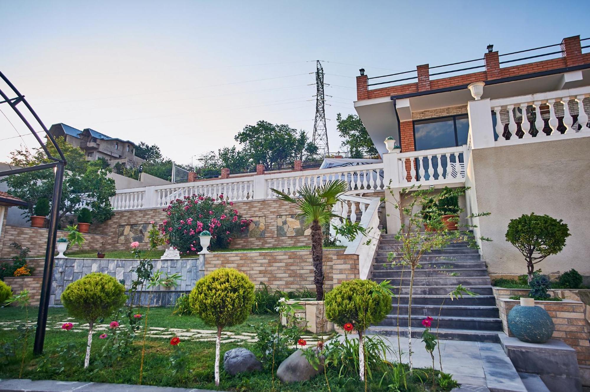The Hilltop Skyline Hotel تبليسي المظهر الخارجي الصورة